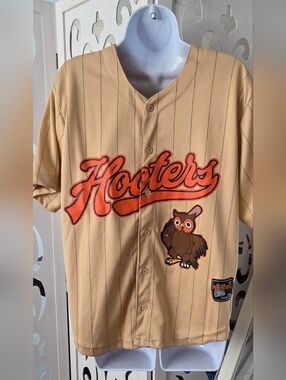 Hooters Baseball Jersey Medium Tan Pinstripe Hootie 83 Button Up Shirt Nwot